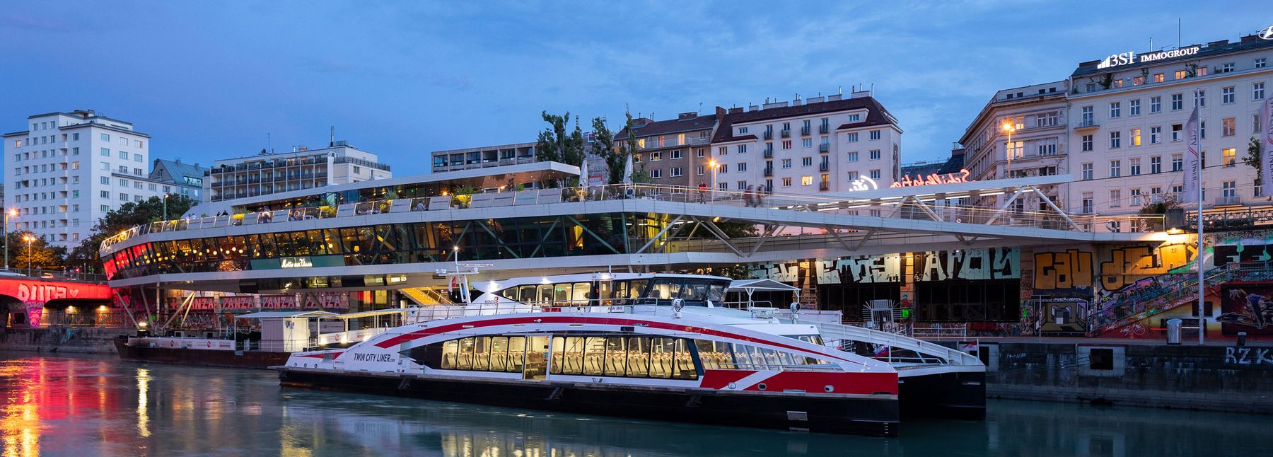 Twin City Liner, ein Passagierschiff der Central Danube, fährt bei Nacht auf der Donau.