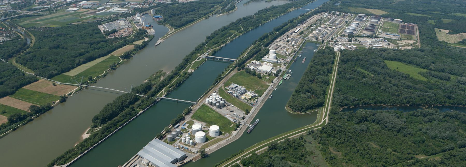 Luftbild des Ölhafen Lobau