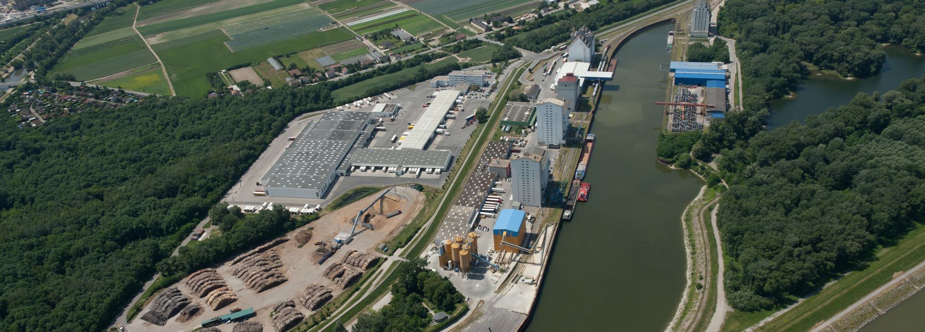 Luftbild des Hafens Albern