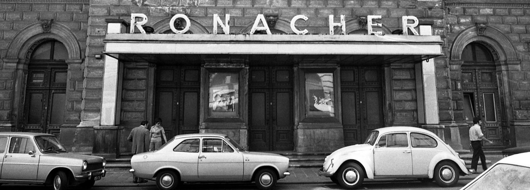 Historische Ansicht Ronacher mit drei Autos im Vordergrund, alles ist in schwarz-weiß gehalten