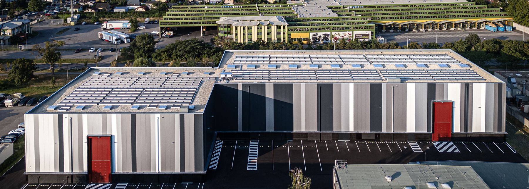 Außenansicht der Hallen der HQ7 Studios.