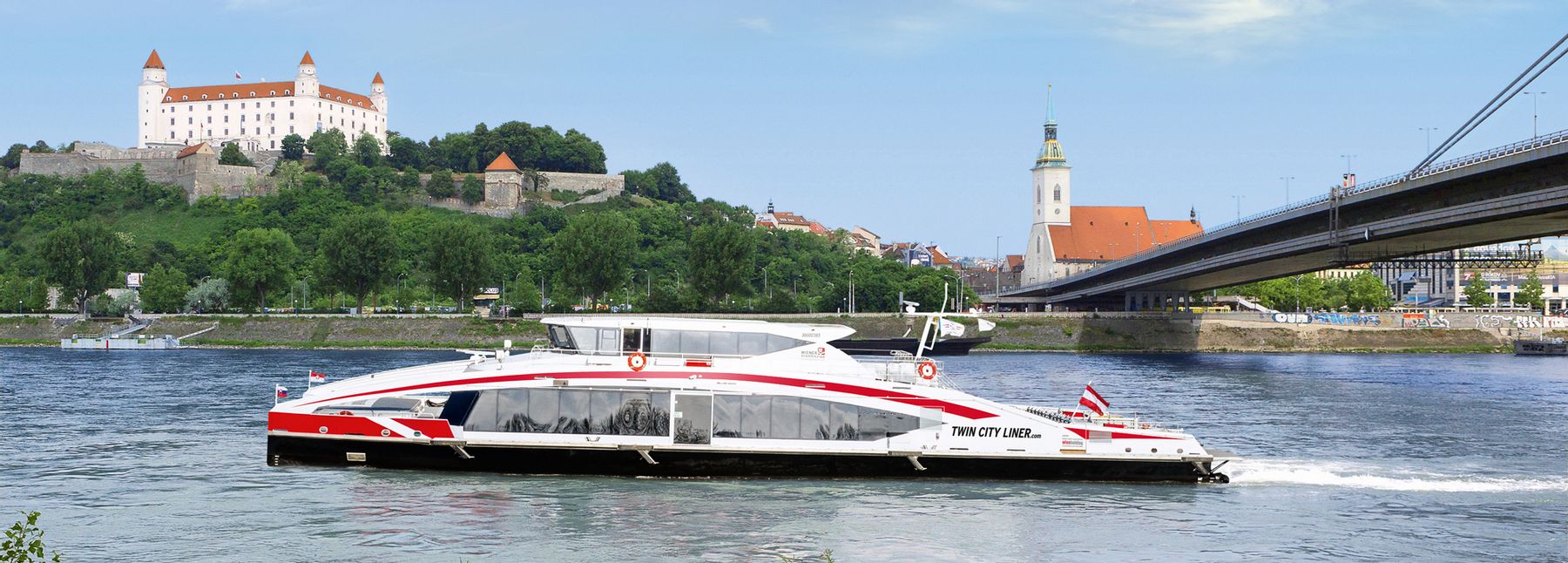 Twin City Liner, ein Passagierschiff der Central Danube, fährt auf der Donau.