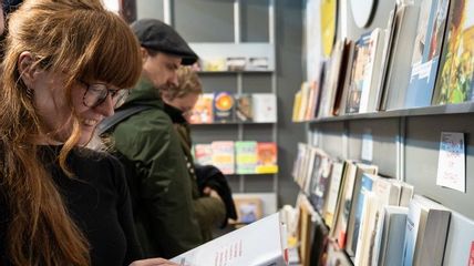 Personen vor einem Bücherregal