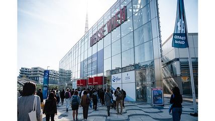 Eingang zur Messe Wien mit vielen Menschen