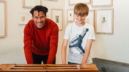 Zwei Personen spielen gemeinsam auf einem Klavier