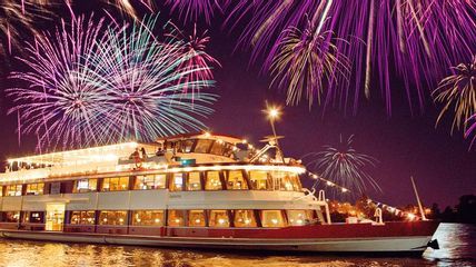 MS Admiral Tegetthoff mit Feuerwerk im Hintergrund