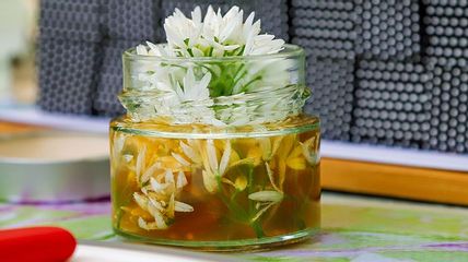 Eingelegte Kräuter in einem Glas
